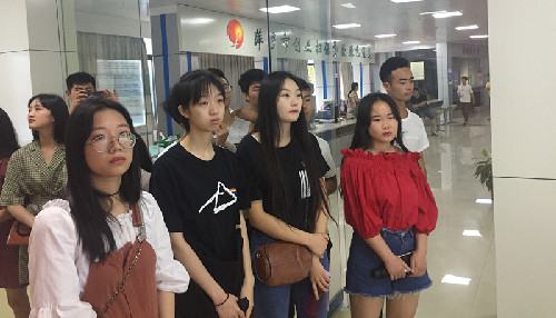 江西省萍鄉(xiāng)市就業(yè)局積極開展高校畢業(yè)生就業(yè)指導(dǎo)市場行活動