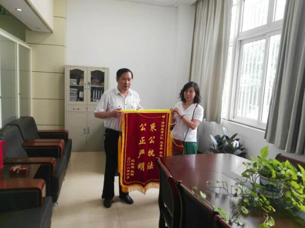 江蘇泰興：勞動監(jiān)察盡職維權(quán) 群眾滿意贈送錦旗