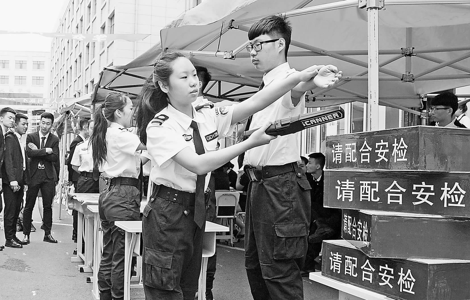 黑龍江省哈爾濱鐵建工程高級(jí)技工學(xué)校舉辦技能大賽 學(xué)生展示技能