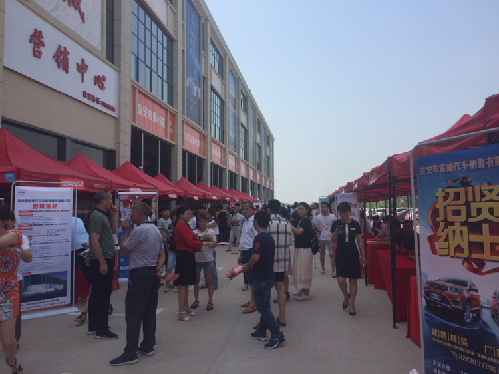 江西吉安：吉州區(qū)就業(yè)局與吉安城南專業(yè)市場(chǎng)聯(lián)合舉辦大型招聘會(huì)促進(jìn)脫貧增收
