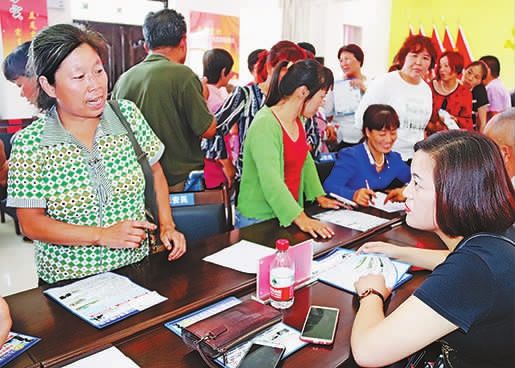 陜西渭南：官底鎮(zhèn)就業(yè)扶貧招聘會(huì)開到群眾家門口