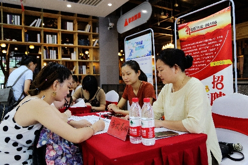 燃情六月畢業(yè)季 火紅西湖夢想地——江西省南昌市西湖區(qū)“才聚西湖、和諧共創(chuàng)”系列招聘會拉開帷幕