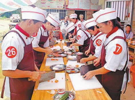 廣西全州縣左江村貧困人員在家門(mén)口參加技能考試