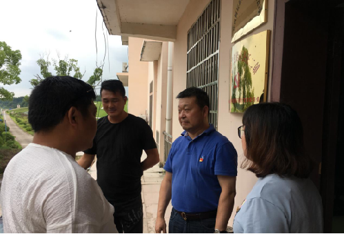 就業(yè)扶貧鋪就“脫貧路” 扶貧車(chē)間架起“脫貧橋”——江西省鉛山縣就業(yè)局送政策進(jìn)村入企