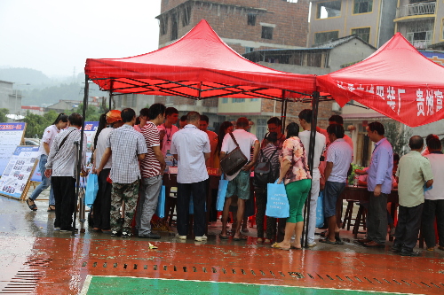 貴州省天柱縣舉辦2018年“易地扶貧搬遷暨東西部勞務(wù)協(xié)作”專(zhuān)場(chǎng)招聘會(huì)