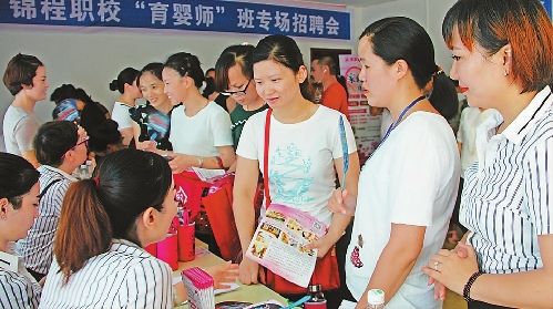 湖南省隆回縣百名月嫂走俏職場(chǎng)