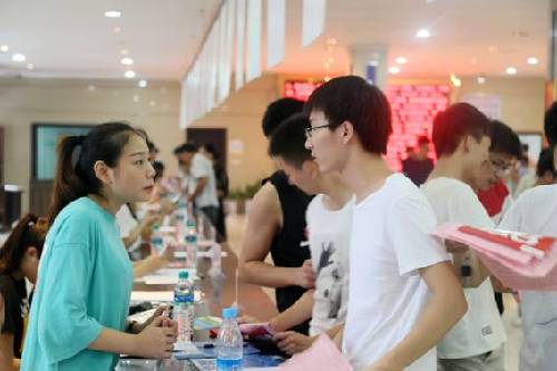 江西分宜：舉辦2018年高校、高中畢業(yè)生專場(chǎng)招聘會(huì)