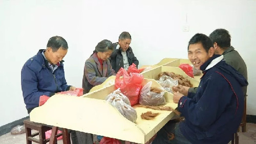 “俺足不出村就有錢掙！”——安徽省績溪縣上莊村就業(yè)扶貧驛站扶貧記