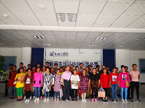 新疆英吉沙：色提力鄉(xiāng)帕其英也爾村“村企+脫貧+”模式使村民實(shí)現(xiàn)了人生華麗的“轉(zhuǎn)身” 轉(zhuǎn)移就業(yè)奔小康