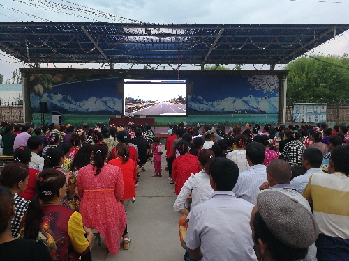 新疆英吉沙：色提力鄉(xiāng)帕其英也爾村“村企+脫貧+”模式使村民實(shí)現(xiàn)了人生華麗的“轉(zhuǎn)身” 轉(zhuǎn)移就業(yè)奔小康