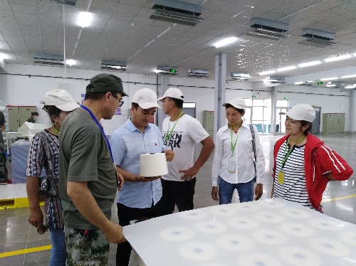 新疆英吉沙：色提力鄉(xiāng)帕其英也爾村“村企+脫貧+”模式使村民實(shí)現(xiàn)了人生華麗的“轉(zhuǎn)身” 轉(zhuǎn)移就業(yè)奔小康