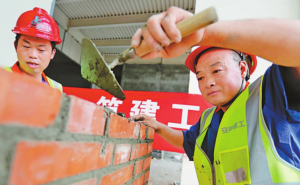 農(nóng)民工比技能爭(zhēng)狀元