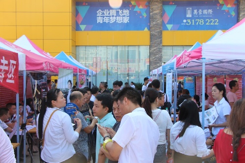 江西宜春：夏日炎炎難擋招聘會(huì)熱情