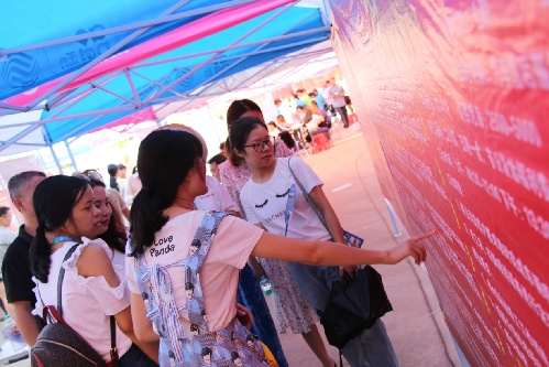 江西宜春：夏日炎炎難擋招聘會(huì)熱情