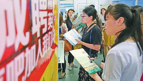 山東省東營市大型招聘會吸引學(xué)子回鄉(xiāng)就業(yè)