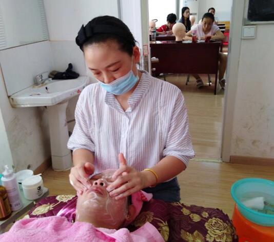 安徽廬江：舉辦首期美容師就業(yè)技能培訓(xùn)班