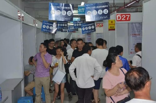 重慶市萬州區(qū)舉辦畢業(yè)季高校畢業(yè)生大型專場招聘會(huì)