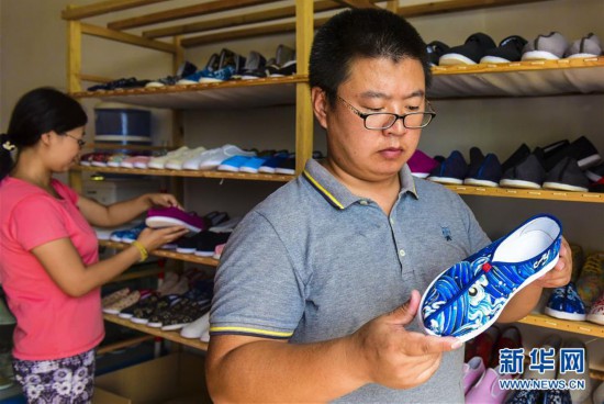 河北阜城：85后大學(xué)生夫妻回鄉(xiāng)創(chuàng)業(yè)念好布鞋“致富經(jīng)”