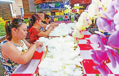 江西萬載：“假”花扶“真”貧