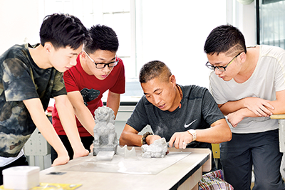 浙江桐廬：工匠帶徒傳技