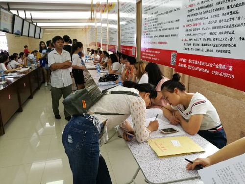 江西新余：渝水區(qū)成功舉行2018高校畢業(yè)生就業(yè)專場招聘會