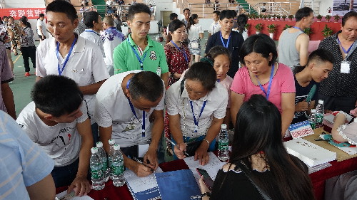 “山海”相連攜手同心 脫貧攻堅共辟新路——四川省宜賓市屏山縣成功舉辦“海鹽—屏山”勞務(wù)協(xié)作專場招聘會