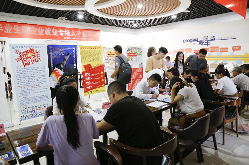 甘肅省臨澤縣舉辦引導(dǎo)高校畢業(yè)生到企業(yè)就業(yè)專(zhuān)場(chǎng)招聘會(huì)