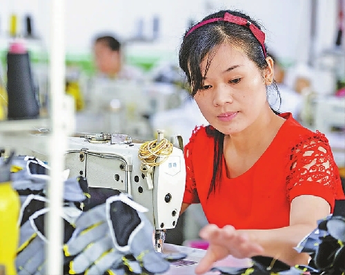 陜西省平利縣探索社區(qū)工廠就業(yè)扶貧模式 實(shí)現(xiàn)一人進(jìn)廠全家脫貧