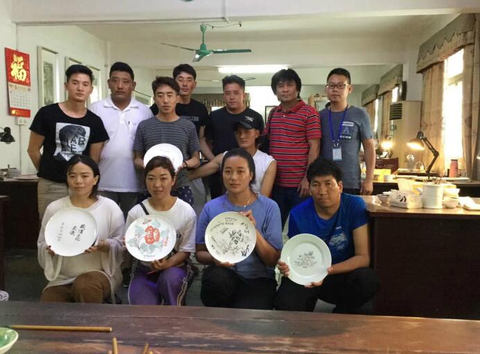 廣東援助林芝市第二期漆畫工藝與室內(nèi)裝飾設(shè)計(jì)技能培訓(xùn)班在林芝舉行開班儀式