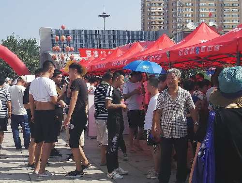 遼寧省凌源市勞動(dòng)就業(yè)局成功舉辦鳳來雁歸 對(duì)口幫扶 就業(yè)扶貧人才招聘會(huì)