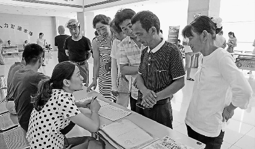 安徽蕪湖：三山區(qū)人社局舉辦專場招聘會 酷熱難擋招聘熱