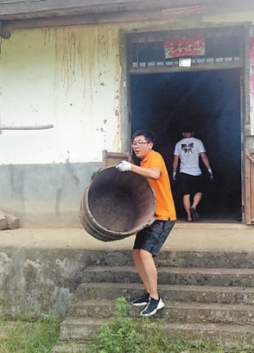 　吳應(yīng)譜幫貧困戶(hù)搬運(yùn)物品