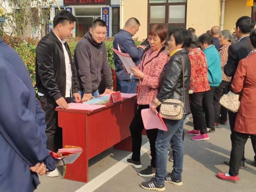 東平縣在老湖鎮(zhèn)鳳凰家園社區(qū)開展政策宣傳