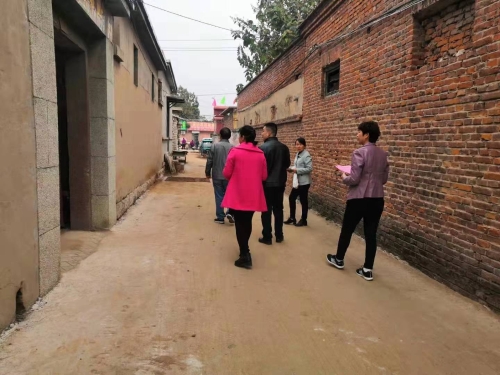 肥城市公共就業(yè)和人才中心工作人員入戶走訪慰問貧困戶