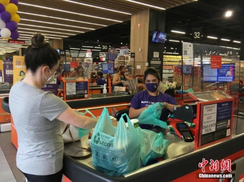 資料圖：巴西圣保羅，顧客戴著口罩在當(dāng)?shù)匾怀匈徫铩?lt;a target='_blank' href='http://www.chinanews.com/'><p  align=
