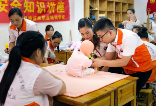 “龍城福嫂”母嬰護(hù)理勞務(wù)品牌照片7