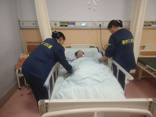 護(hù)工進(jìn)行心理疏導(dǎo)