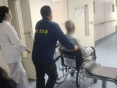 護(hù)工陪護(hù)病人進(jìn)行各項(xiàng)檢查