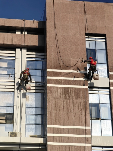 工作人員開展家政服務(wù)